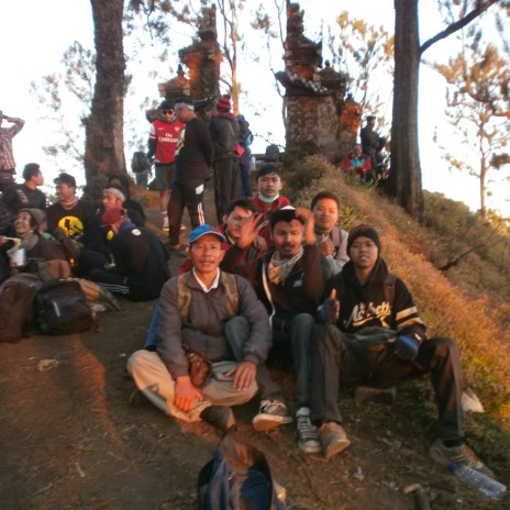 STT Eka Budhi Dharma Menatap Matahari Terbit dari Gunung Abang