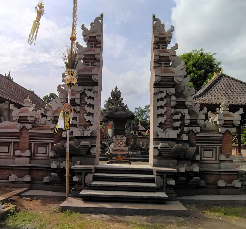 Pembangunan Candi Bentar di Pura Dalem