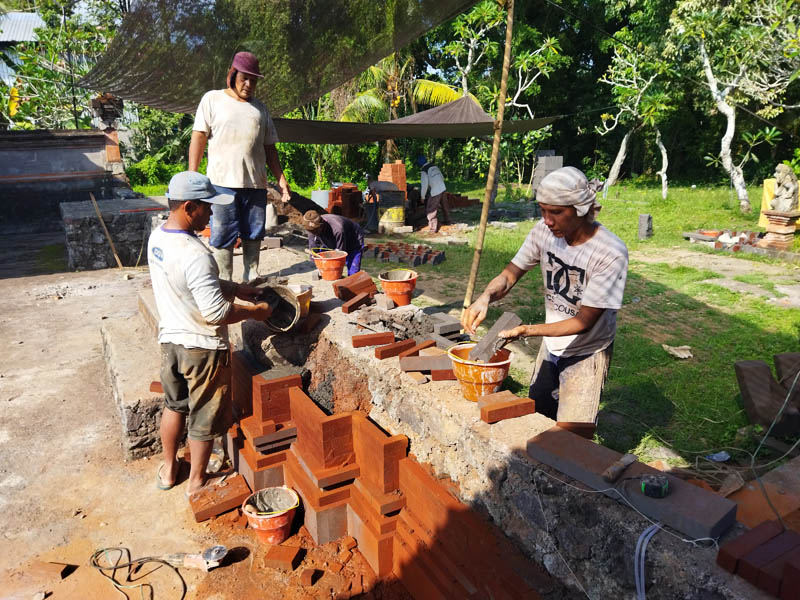 pembangunan-candi-bentar-di-pura-dalem-0%